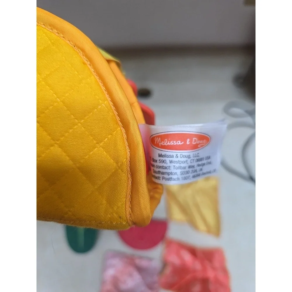 Melissa & Doug Multi-Sensory Soft Taco Fill & Spill Travel Infant Toddlers Toy‎